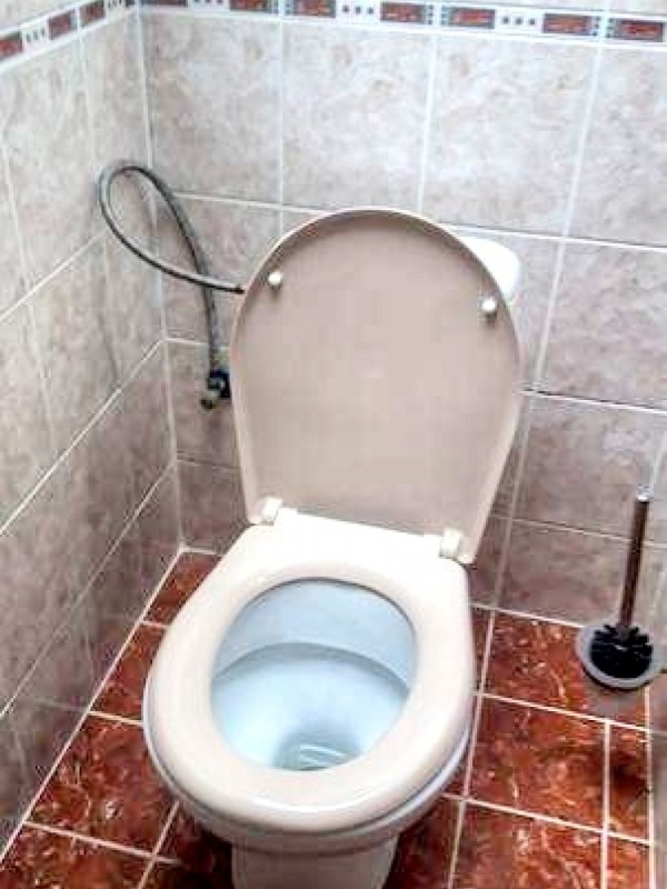 CHALUPA S KRYTÝM BAZÉNEM