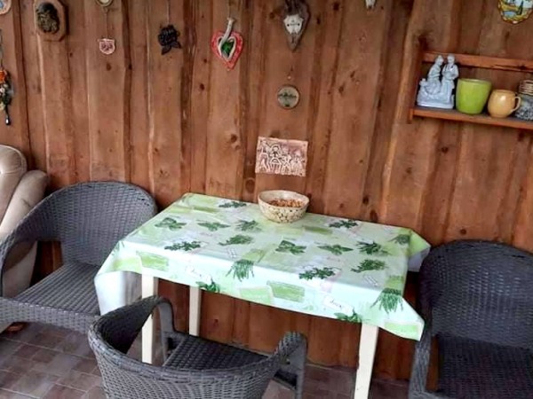 CHALUPA S KRYTÝM BAZÉNEM