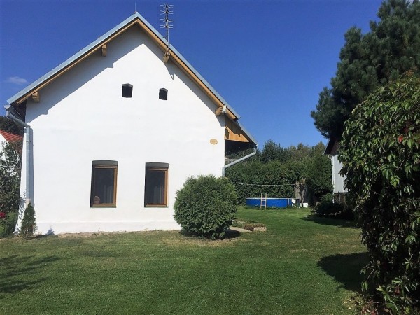 CHATY A CHALUPY K PRONAJMUTÍ S  BAZÉNEM