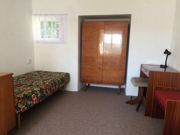 CHATY A CHALUPY K PRONAJMUTÍ S  BAZÉNEM