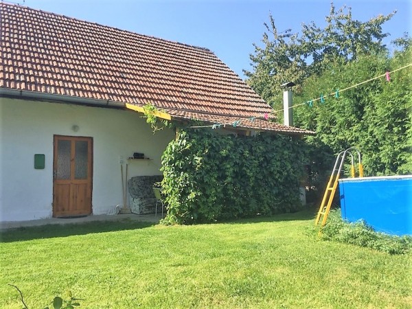 CHATY A CHALUPY K PRONAJMUTÍ S  BAZÉNEM