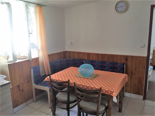 CHATY A CHALUPY K PRONAJMUTÍ S  BAZÉNEM