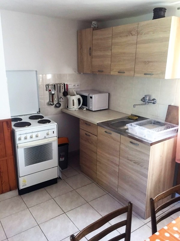 CHATY A CHALUPY K PRONAJMUTÍ S  BAZÉNEM