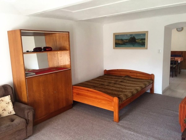 CHATY A CHALUPY K PRONAJMUTÍ S  BAZÉNEM