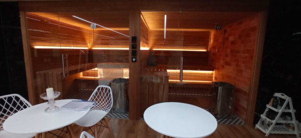 WELLNESS ZÓNA S VNITŘNÍM BAZÉNEM A SAUNAMI