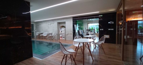 WELLNESS ZÓNA S VNITŘNÍM BAZÉNEM A SAUNAMI