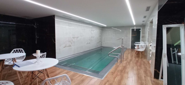 WELLNESS ZÓNA S VNITŘNÍM BAZÉNEM A SAUNAMI