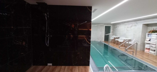 WELLNESS ZÓNA S VNITŘNÍM BAZÉNEM A SAUNAMI