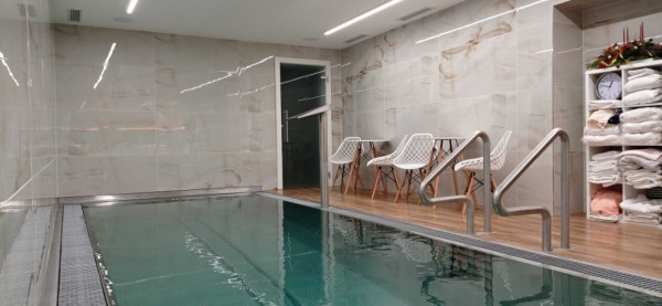 WELLNESS ZÓNA S VNITŘNÍM BAZÉNEM A SAUNAMI