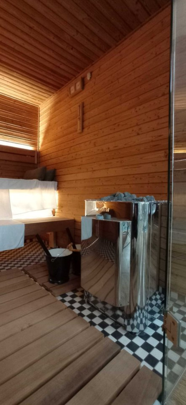 WELLNESS ZÓNA S VNITŘNÍM BAZÉNEM A SAUNAMI