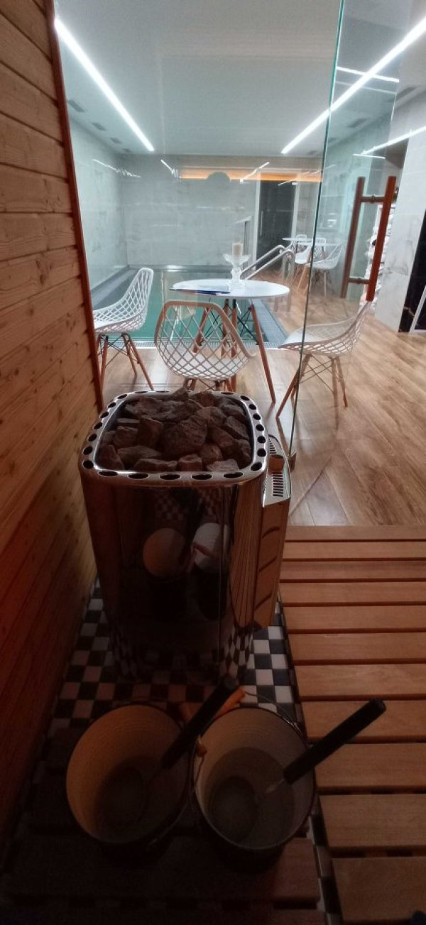 WELLNESS ZÓNA S VNITŘNÍM BAZÉNEM A SAUNAMI