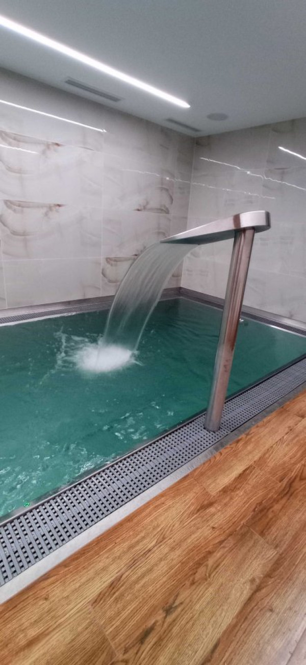 WELLNESS ZÓNA S VNITŘNÍM BAZÉNEM A SAUNAMI