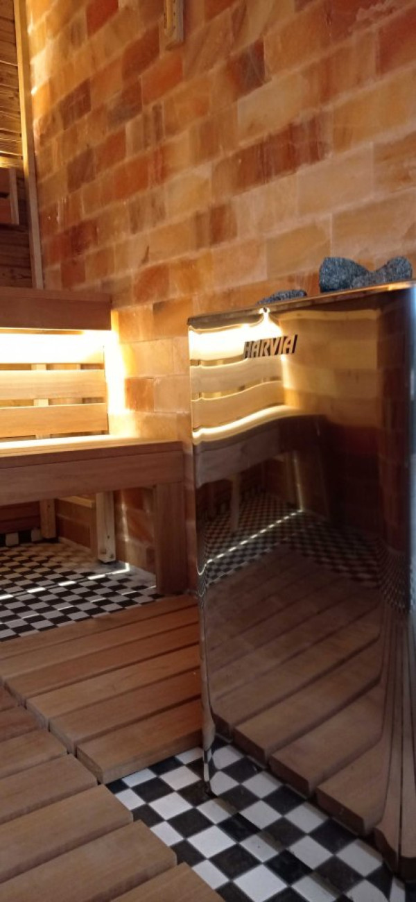 WELLNESS ZÓNA S VNITŘNÍM BAZÉNEM A SAUNAMI