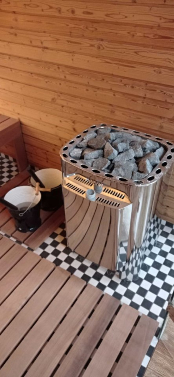 WELLNESS ZÓNA S VNITŘNÍM BAZÉNEM A SAUNAMI