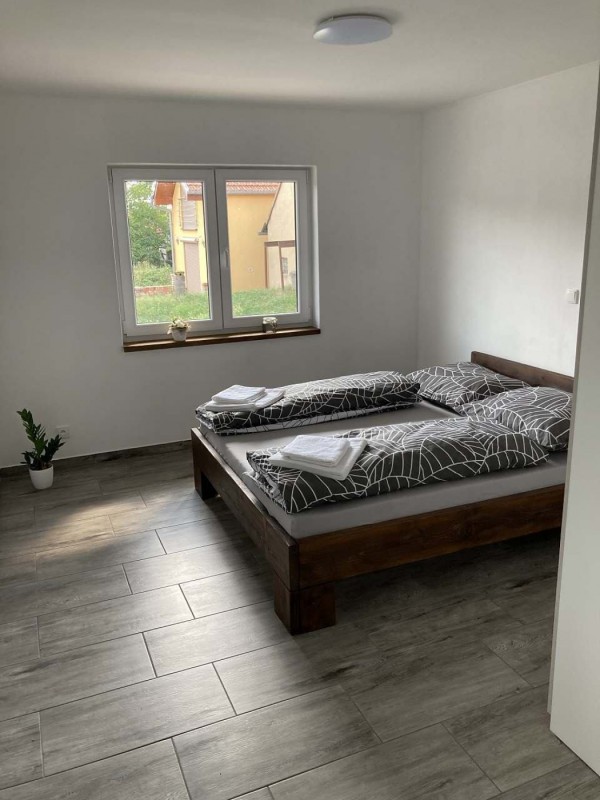 UBYTOVÁNÍ NAD SKLÍPKEM