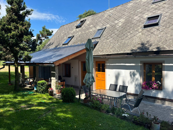 APARTMÁN SE ZAHRADOU A VELKÝM BAZÉNEM