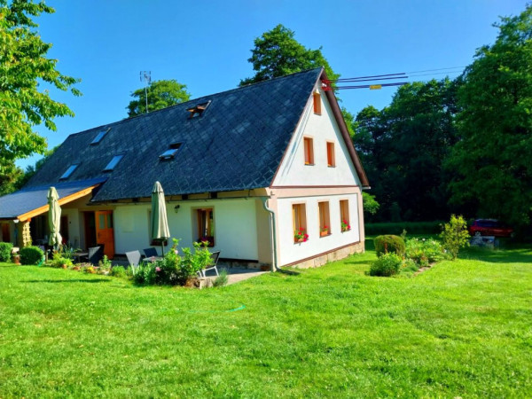 APARTMÁN SE ZAHRADOU A VELKÝM BAZÉNEM