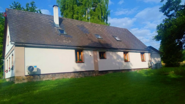 APARTMÁN SE ZAHRADOU A VELKÝM BAZÉNEM