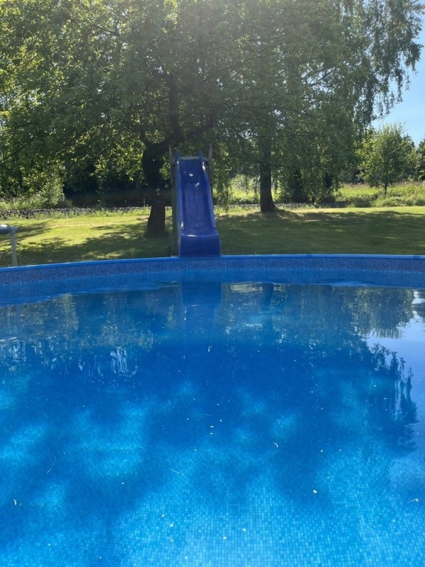 APARTMÁN SE ZAHRADOU A VELKÝM BAZÉNEM