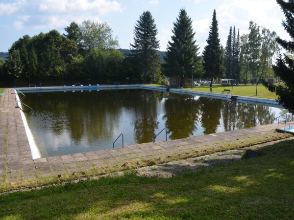 APARTMÁN SE ZAHRADOU A VELKÝM BAZÉNEM