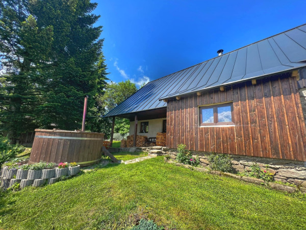 CHALUPA V KRKONOŠÍCH S KOUPACÍM SUDEM