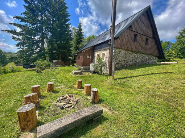 CHALUPA V KRKONOŠÍCH S KOUPACÍM SUDEM