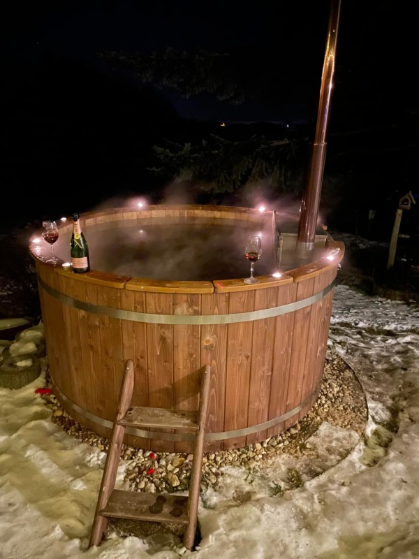 CHALUPA V KRKONOŠÍCH S KOUPACÍM SUDEM