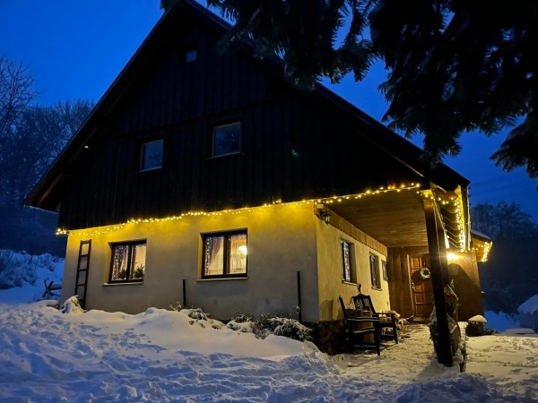 CHALUPA V KRKONOŠÍCH S KOUPACÍM SUDEM