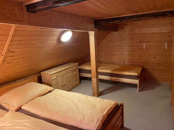 CHALUPA V KRKONOŠÍCH S KOUPACÍM SUDEM