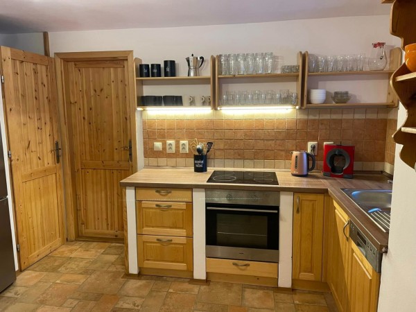 CHALUPA V KRKONOŠÍCH S KOUPACÍM SUDEM