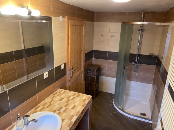 CHALUPA V KRKONOŠÍCH S KOUPACÍM SUDEM