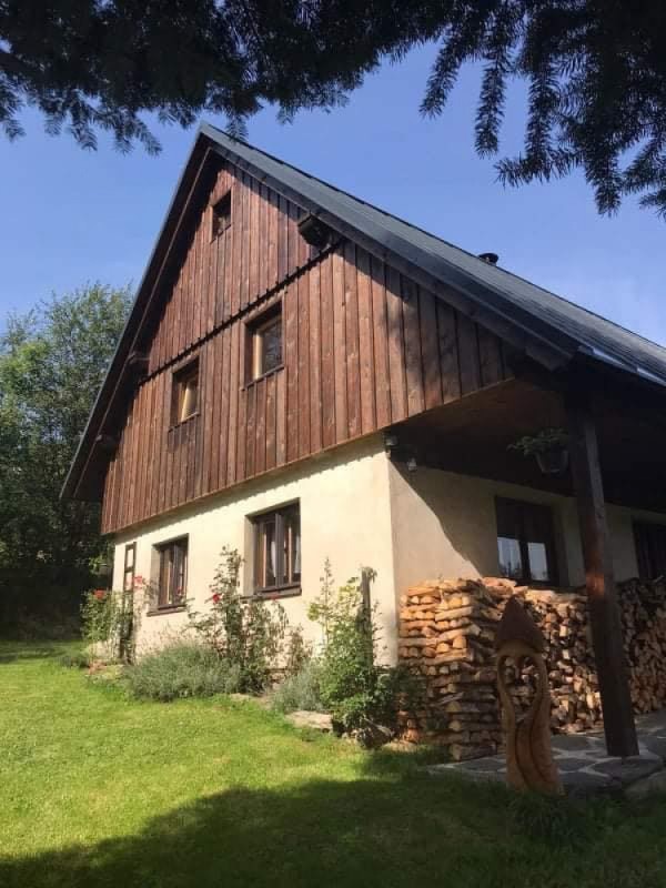 CHALUPA V KRKONOŠÍCH S KOUPACÍM SUDEM