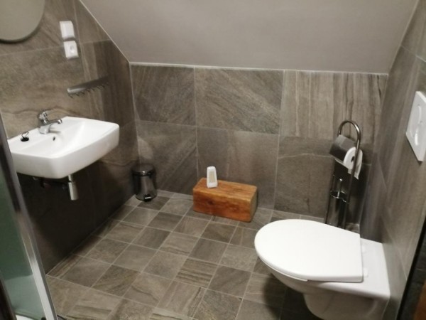 ROUBENÁ CHALUPA S BAZÉNEM A VÍŘIVKOU KRKONOŠE