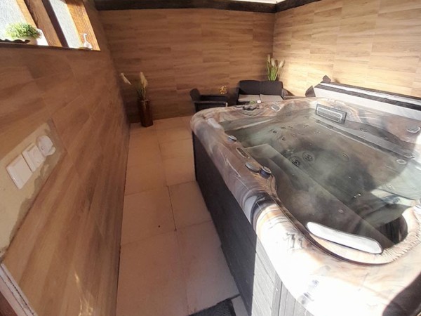 ROUBENÁ CHALUPA S BAZÉNEM A VÍŘIVKOU KRKONOŠE