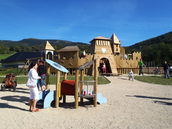 CHALUPA U LYŽAŘSKÉHO AREÁLU KOUTY NAD DESNOU