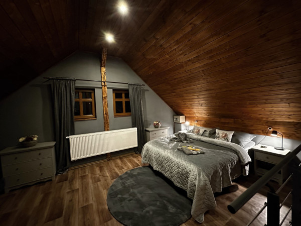 PRONÁJEM WELLNESS CHALUPY S BAZÉNEM, VÍŘIVKOU A SAUNOU