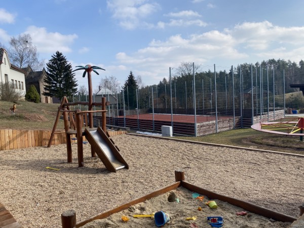 PRONÁJEM WELLNESS CHALUPY S BAZÉNEM, VÍŘIVKOU A SAUNOU