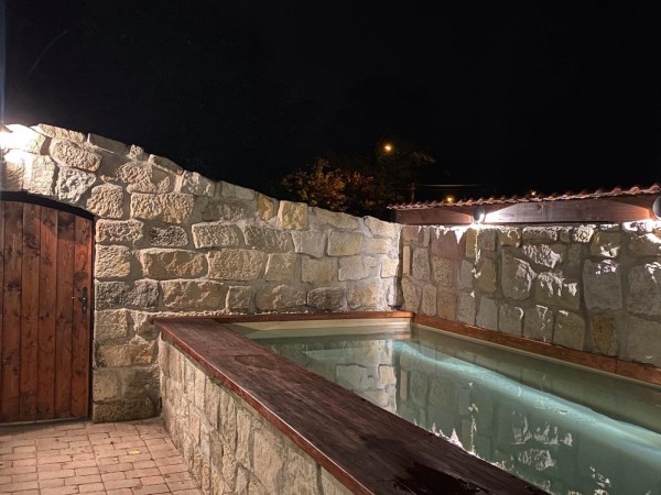 PRONÁJEM WELLNESS CHALUPY S BAZÉNEM, VÍŘIVKOU A SAUNOU
