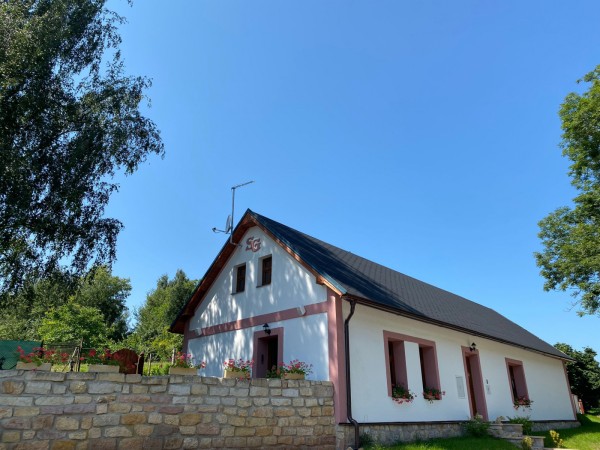 PRONÁJEM WELLNESS CHALUPY S BAZÉNEM, VÍŘIVKOU A SAUNOU