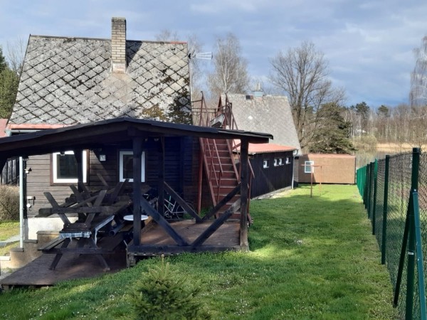 LEVNÉ UBYTOVÁNÍ U RYBNÍKA