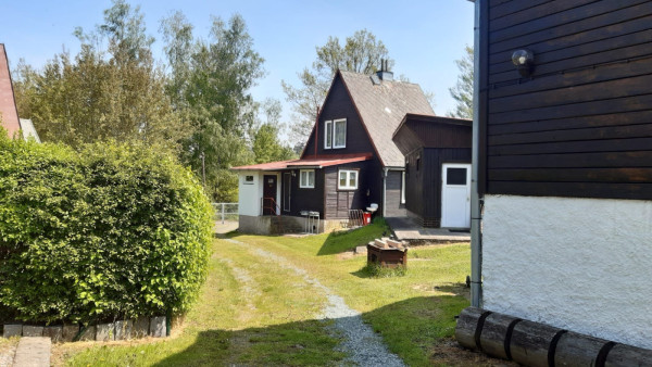 LEVNÉ CHATY U RYBNÍKA