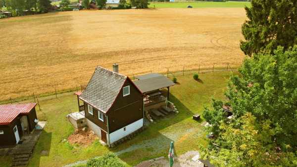 LEVNÉ CHATY U RYBNÍKA