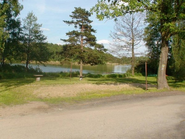 LEVNÉ CHATY U RYBNÍKA