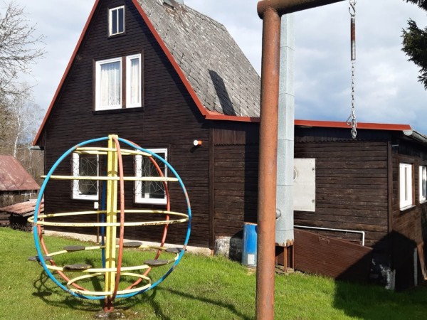 LEVNÉ CHATY U RYBNÍKA