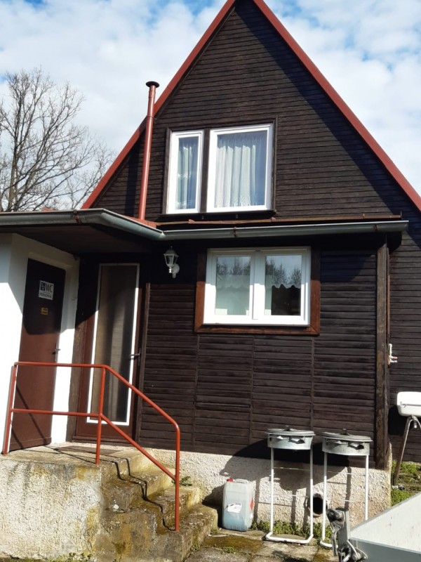 LEVNÉ CHATY U RYBNÍKA