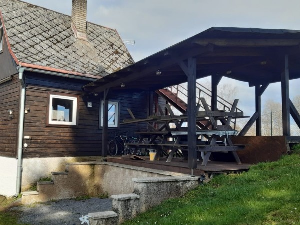 LEVNÉ CHATY U RYBNÍKA