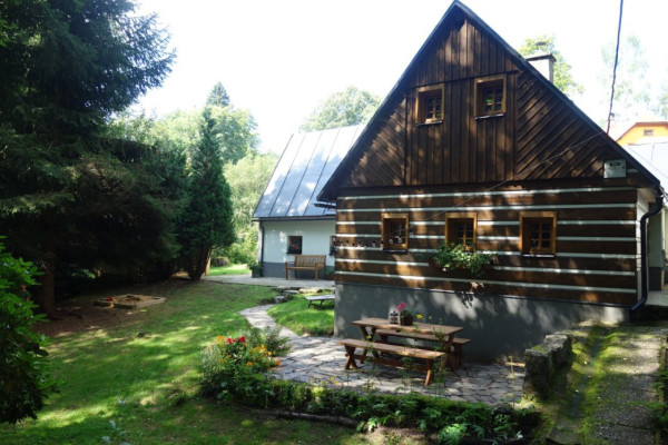 CHALUPA S POTOKEM V JIZERSKÝCH HORÁCH