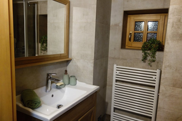 CHALUPA S POTOKEM V JIZERSKÝCH HORÁCH