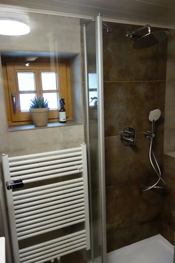 CHALUPA S POTOKEM V JIZERSKÝCH HORÁCH