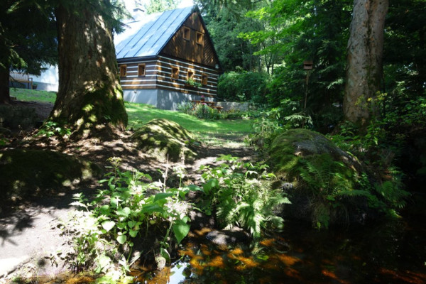 CHALUPA S POTOKEM V JIZERSKÝCH HORÁCH